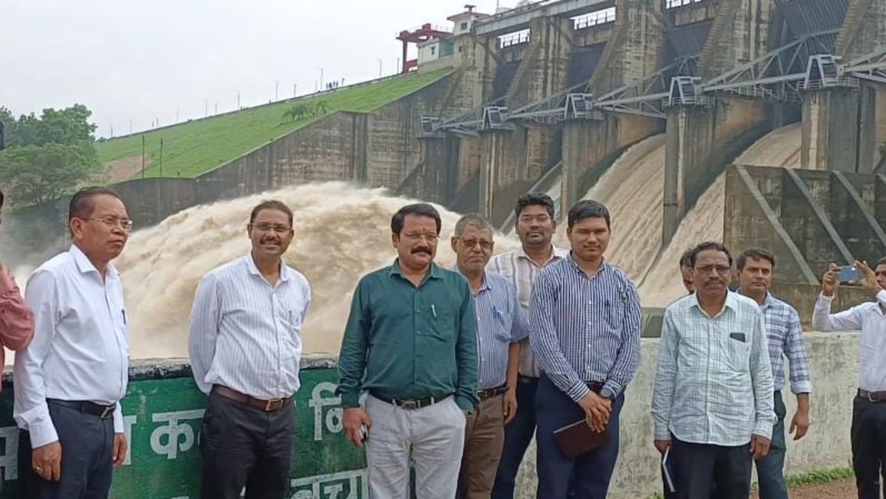 Umaria: Collector Buddhesh Kumar Vaidya arrived for a surprise inspection of Johila Dam