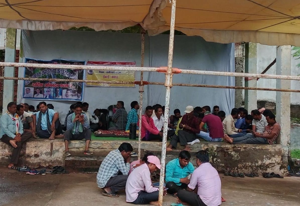 Daily wage workers protesting will indefinite strike from August 8 in Korba
