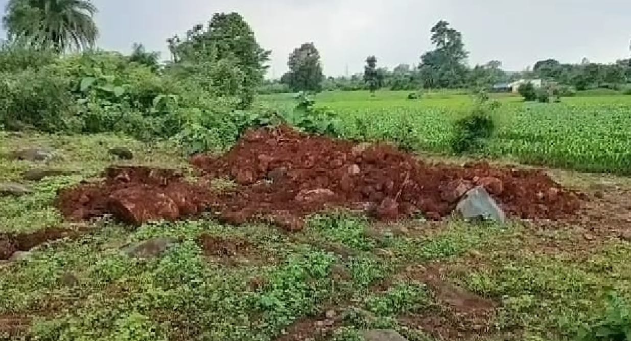 धर्मांतरित व्यक्ति के शव को दफनाया गया।