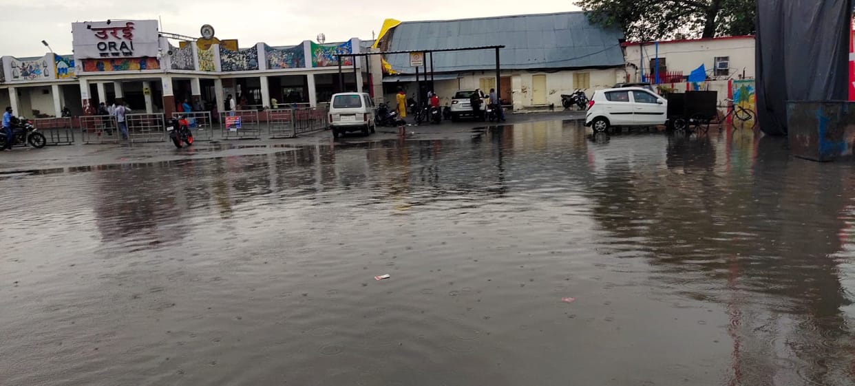 Orai Weather, Roads submerged due to 10 hours of rain, relief from humidity and heat, read full update