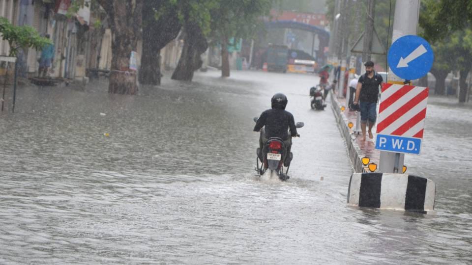 Roads swelled from woter in Agra after thirty minutes of rain