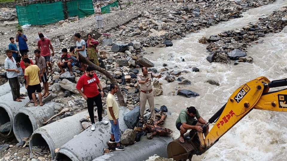 Uttarakhand Tehri News Bandal river water level High after heavy rains 14 tourists Stuck