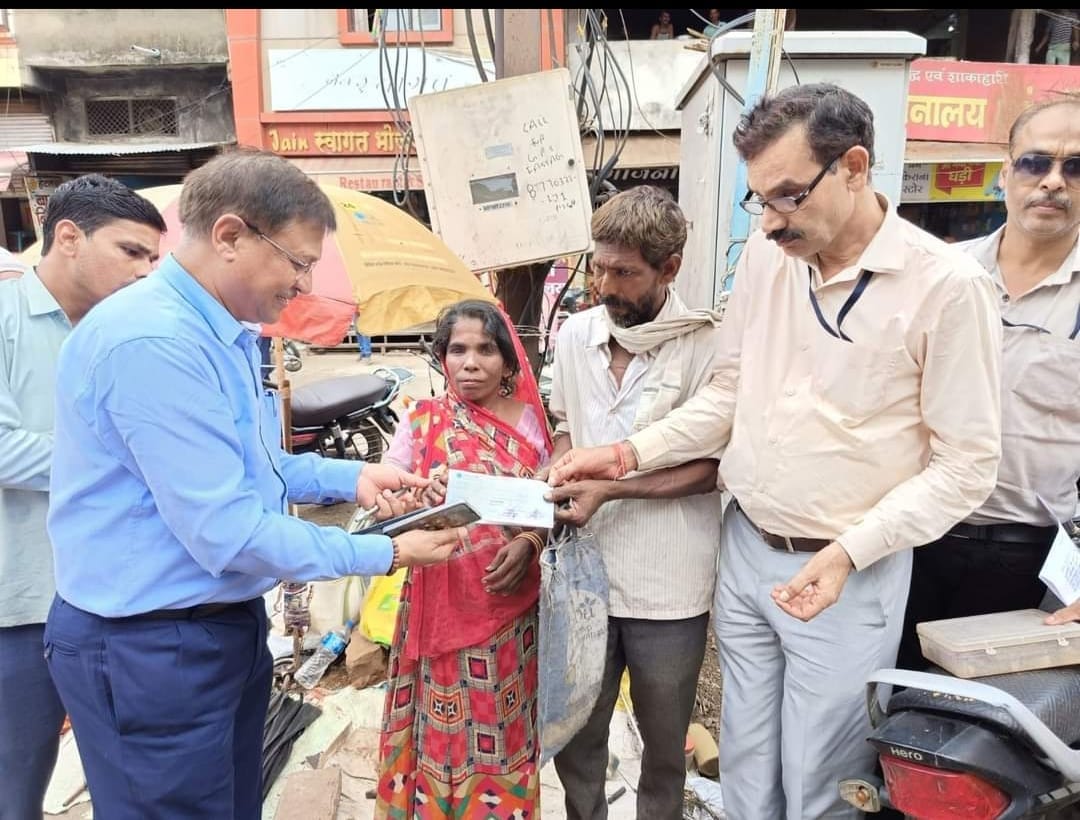 CM Shivraj sitting near an umbrella mender on the footpath in Vidisha, provided financial assistance