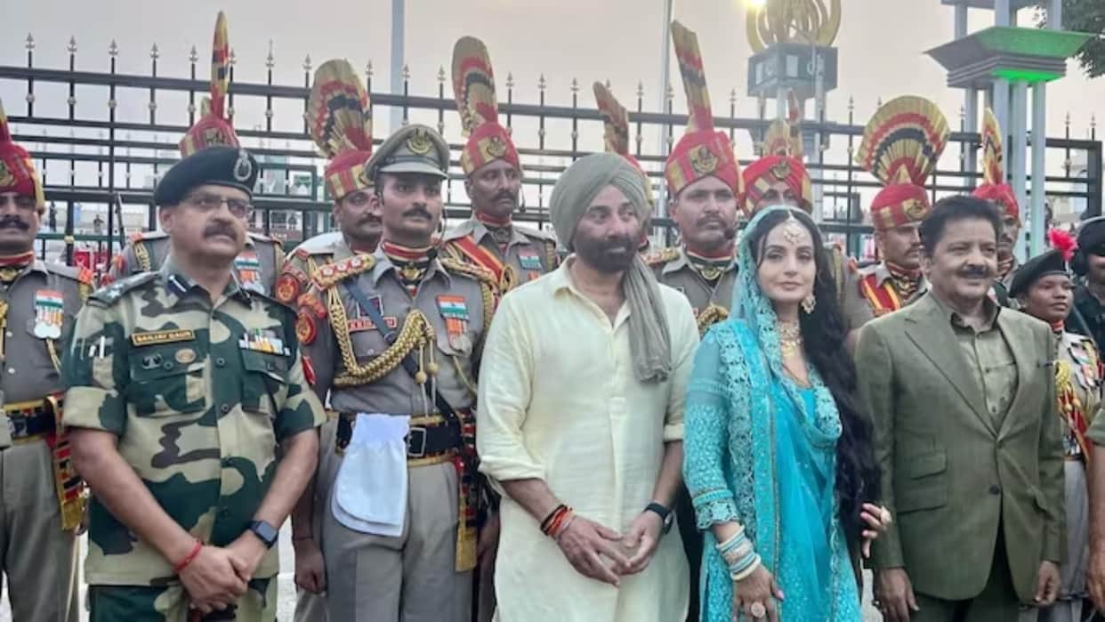 Ahead of Gadar 2 Sunny Deol-Ameesha visit Wagah Border groove in Udja Kale Kawan song