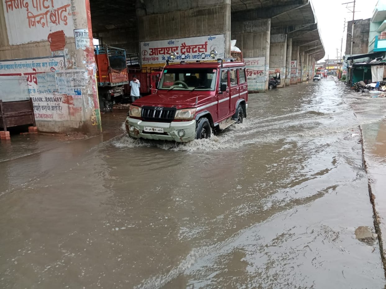 Heavy rain in Sonbhadra disrupts life roads become ponds water enters houses