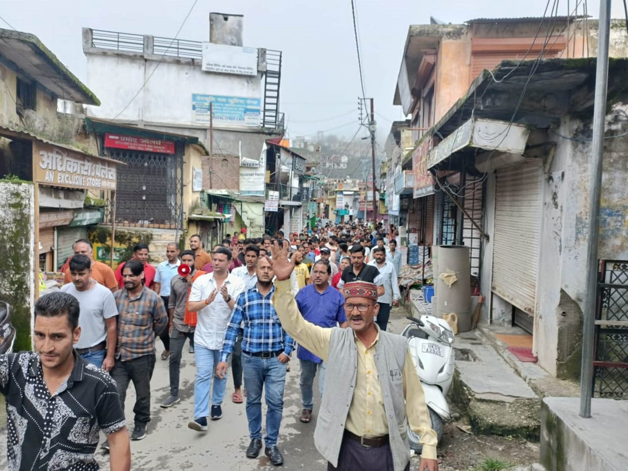 Love Jihad Tehri Bajrang Dal closed market heavy police force deployed in Chamba Uttarakhand news in hindi