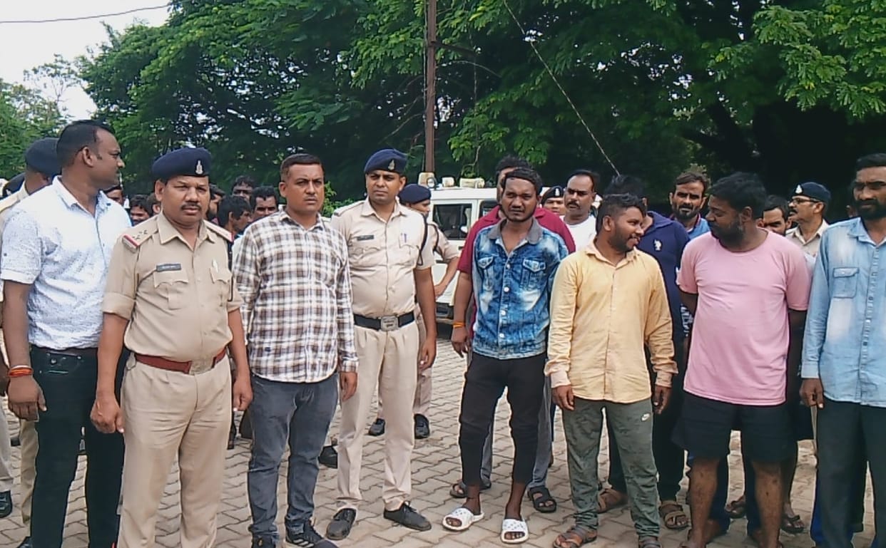 Police caught warrantees by conducting combing patrolling operation in durg