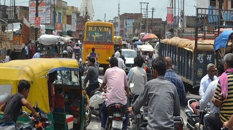 Hathras News: ओवरब्रिज निर्माण को हुए दो साल पूरे, नहीं हुआ गोल चक्कर का निर्माण, लगता है जाम