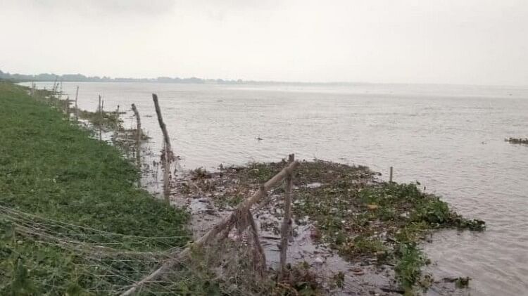 Ganga Water Level: गाजीपुर में 9 सेंमी. प्रति घंटे की रफ्तार से बढ़ रहा गंगा का जलस्तर, लोगों में दहशत