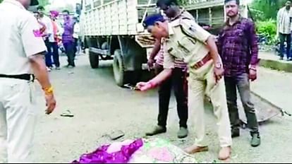Ujjain: महाकाल दर्शन करने आए बाइक सवार दंपति को डंपर ने मारी टक्कर, दर्दनाक हादसे में पत्नी की मौत, पति गंभीर Ujjain: Dumper collided with bike rider couple who came to see Mahakal wife died in painful accident