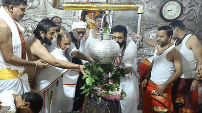 Mahakal Famous Ram narrator Morari Bapu reached Ujjain worshiped Mahakal by tying a Kafni on his head