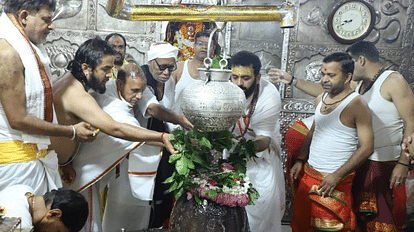 Mahakal: मोरारी बापू ने महाकाल में सिर पर कफनी बांधकर पूजा की, अखिल भारतीय पुजारी महासंघ ने जताई आपत्ति Mahakal Famous Ram narrator Morari Bapu reached Ujjain worshiped Mahakal by tying a Kafni on his head