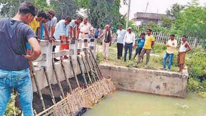Darbhanga: नहर का पानी खुलवाने गए कनिष्ठ अभियंता पर जानलेवा हमला, 10 लोगों के खिलाफ मामला दर्ज Darbhanga People who went to open the canal made a fatal attack on the engineer FIR lodged against 10 people