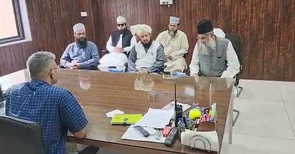 Indore News: धर्मस्थल पर पेट्रोल बम फेंकने का मामला,समाजजन बोले-वारदात में युवती भी शामिल Case of throwing petrol bomb at the shrine, the society said – the girl was also involved in the incident