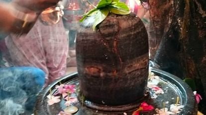 Sawan Somvar: अचानक फोटो खिंचवाने के लिए इस शिव मंदिर में भक्त लगाने लगे दौड़, जलाभिषेक के दौरान हुई ऐसी घटना