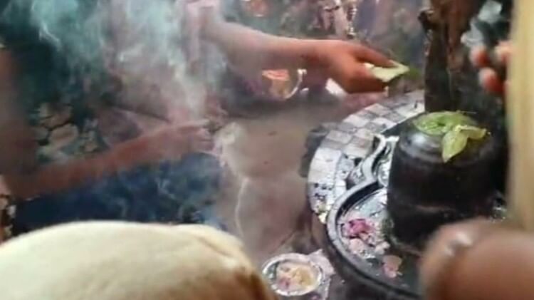 Sawan Somvar 2023 Shiva temple Rudrapur huge crowd gathered on seeing shape of eyes in Shivling Uttarakhand