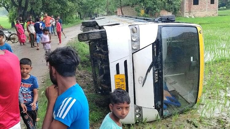 School Bus Accident:अनियंत्रित होकर पलटी स्कूल बस, 12 बच्चे घायल, शीशा  तोड़कर बच्चों को बाहर निकाला - School Bus Accident School Bus Overturned  Uncontrollably, 12 Children Injured - Amar ...