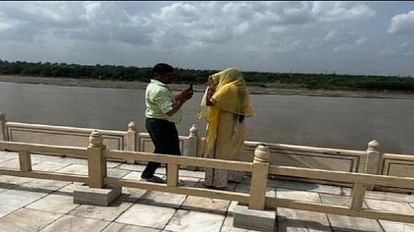 Tourists putting their lives in danger at Taj Mahal