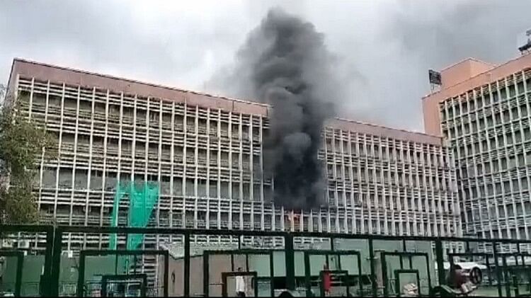 Delhi Fire: दिल्ली एम्स में लगी भीषण आग, दमकल की गाड़ियां मौके पर पहुंची; पूरे इलाके में अफरातफरी