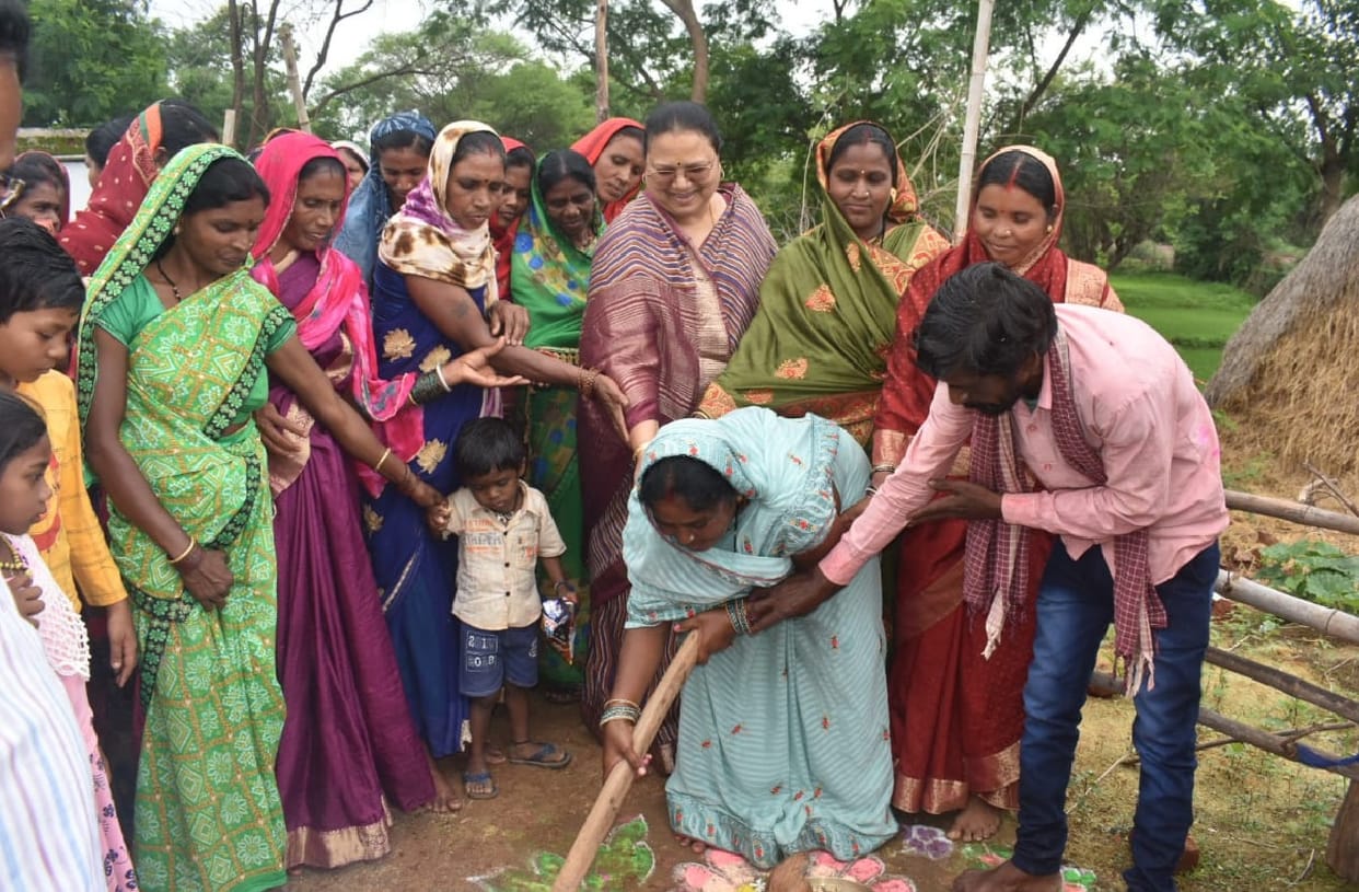 Women and Child Development Minister Anila performed Bhoomi Pujan of Mangal Bhawan in Balod