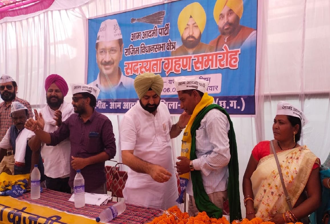 Farmer leader Tejram Vidrohi along with his 210 colleagues joined Aam Aadmi Party