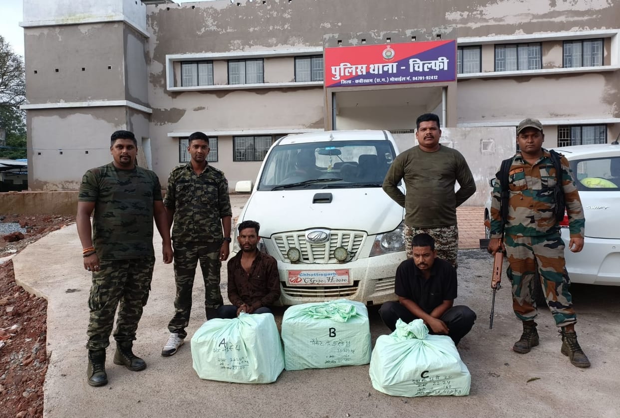 Police arrested two ganja smugglers in Kabirdham