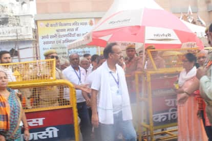 एएसआई की टीम परिसर से बाहर आई