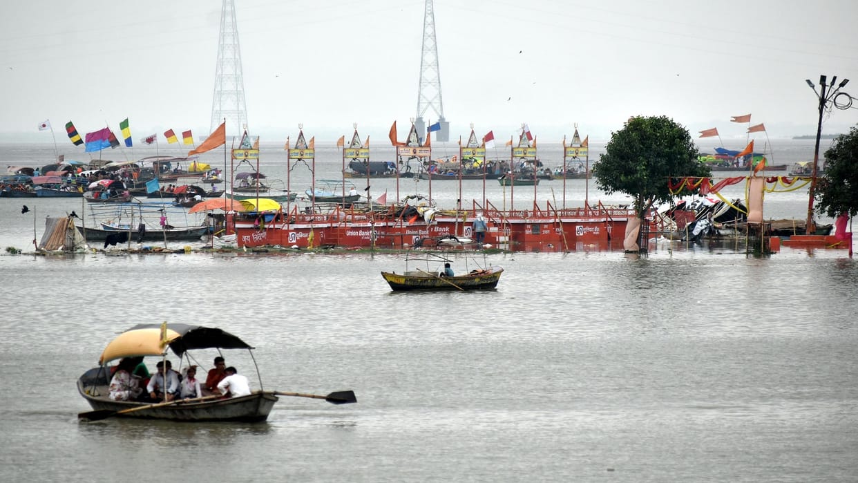 Continuous rise in the water level of Ganga-Yamuna continues, Ganga can enter the big Hanuman temple anytime