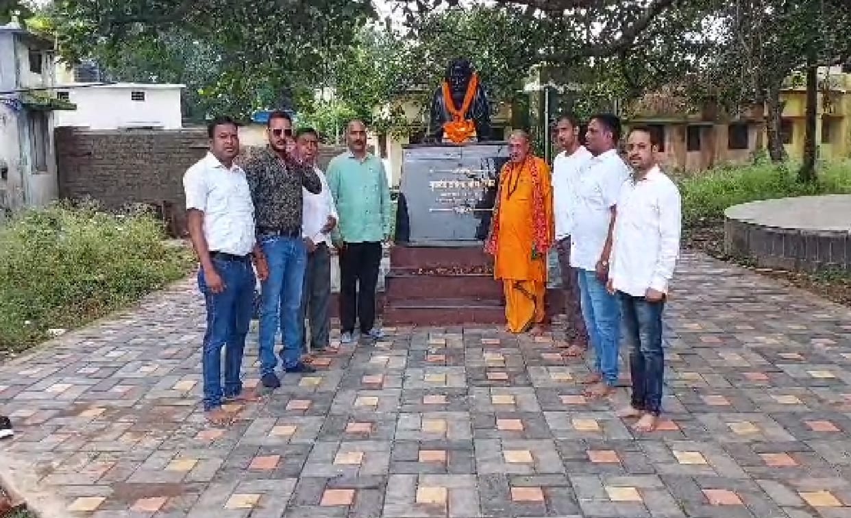 social workers paid tribute to Rabindranath Tagore on his death anniversary in Gorela Pendra Marwahi