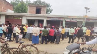 Orgy of dacoits at midnight, murder of watchman after looting of jewelry and clothes in the shop