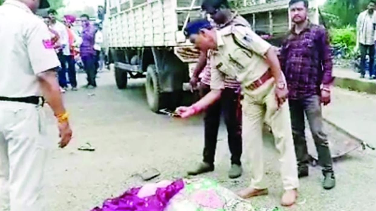 Ujjain: Dumper collided with bike rider couple who came to see Mahakal wife died in painful accident