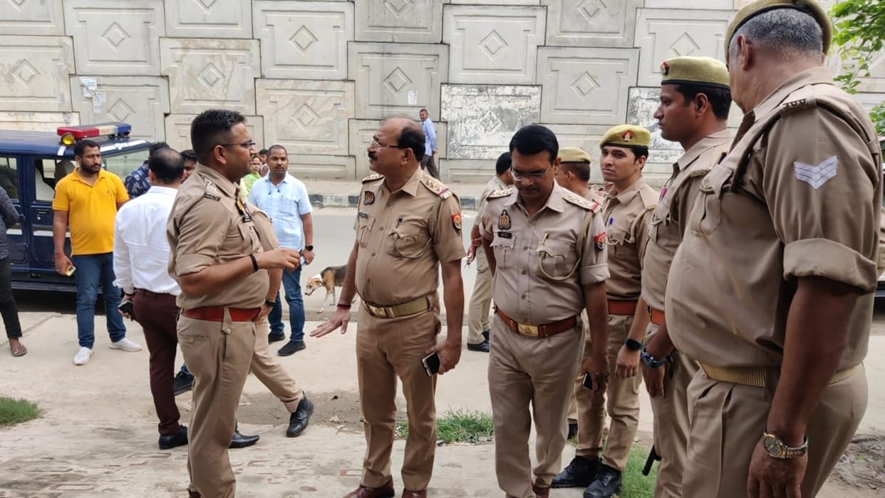 Police and crime raids on many hotels-dhabas of the highway, many girls recovered, created a stir