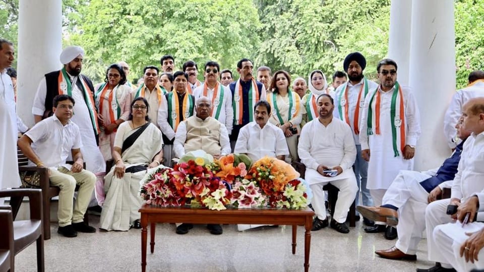 Jammu Kashmir: Many leaders of Azad Party again join Congress Mallikarjun Kharge welcomes