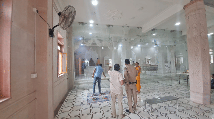 Damoh News Theft in Jain temple cowsheds piggy bank and other items disappeared police is probing the matter