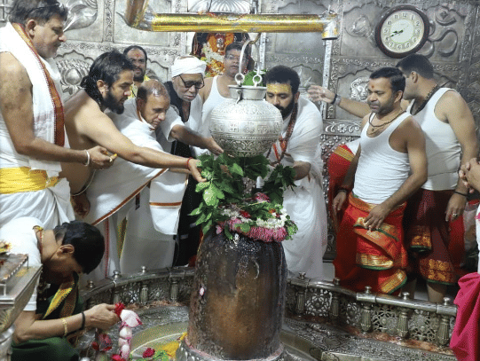 Mahakal Famous Ram narrator Morari Bapu reached Ujjain worshiped Mahakal by tying a Kafni on his head