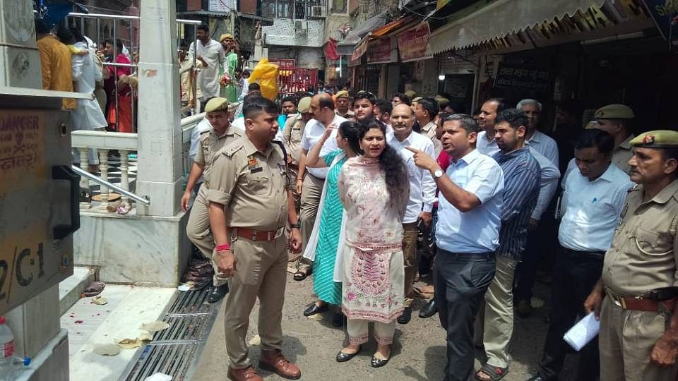 Commissioner Took Stock Of Banke Bihari Temple And Surrounding Areas In Vrindavan Mathura Amar