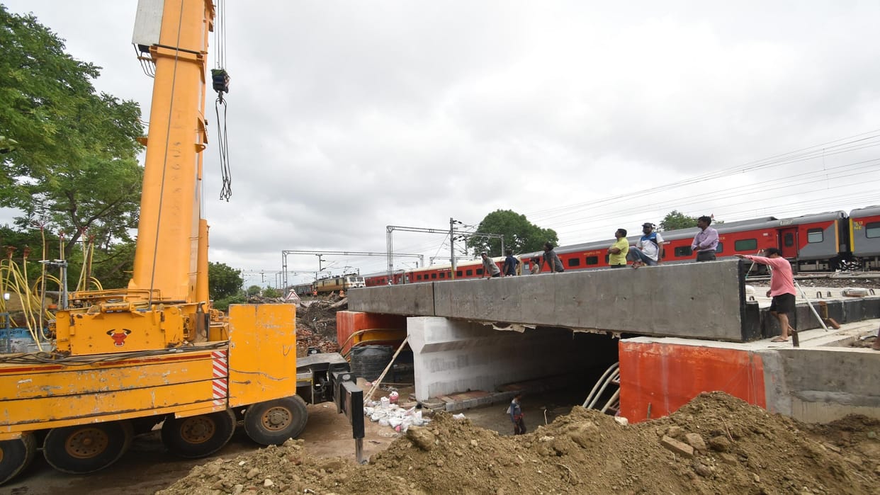 work of making dividers and footpaths in front of Niranjan bridge has started, the road is expected to open be