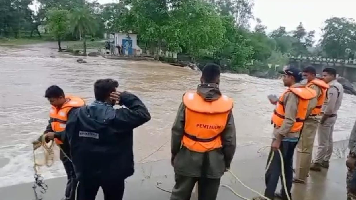 Katni News: Dead body of two brothers drowned in Ghughra fall not found even after several hours