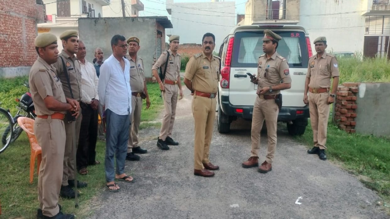 Meerut Crime: The crooks have looted cash and gold in a house after attacked on a girl of 7th class