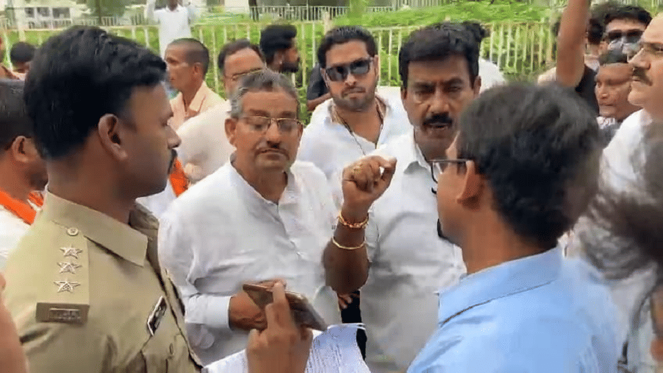 BJP Kisan Morcha gheraoed collectorate office and demonstrated On issue of farmers