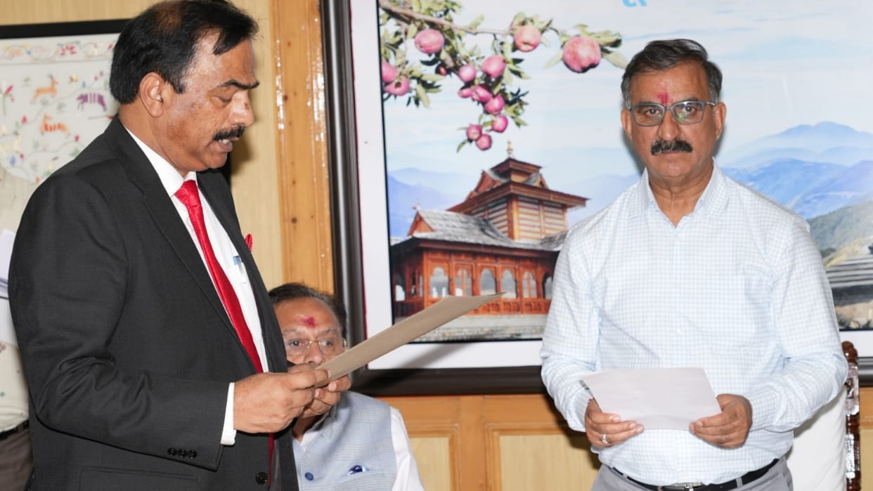 CM Sukhvinder Singh Sukhu administers oath to water cess commission chairman and members