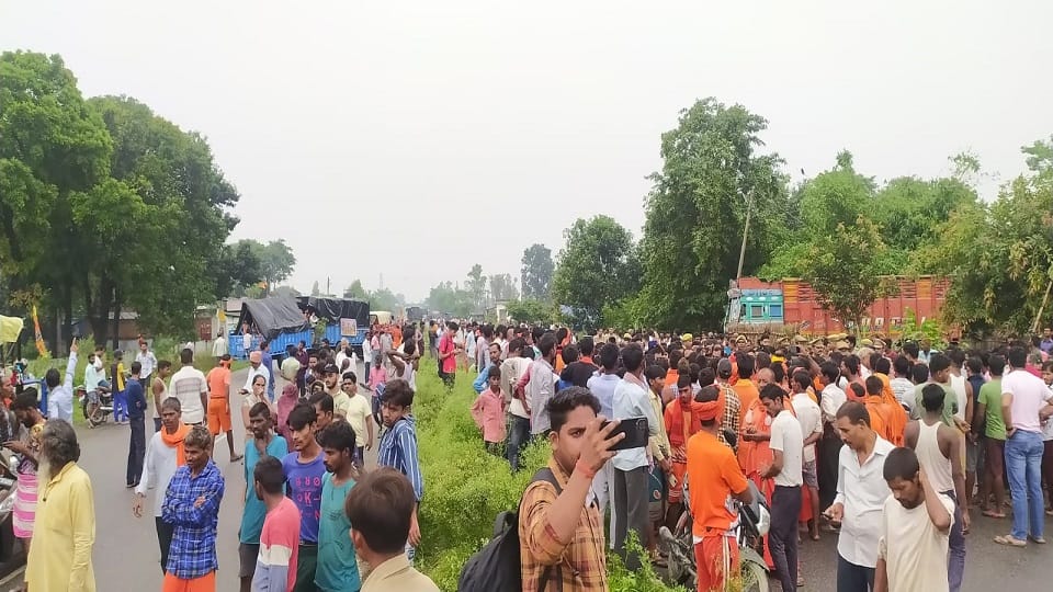Lakhimpur Sitapur road blocked after death of Kanwariya in road accident
