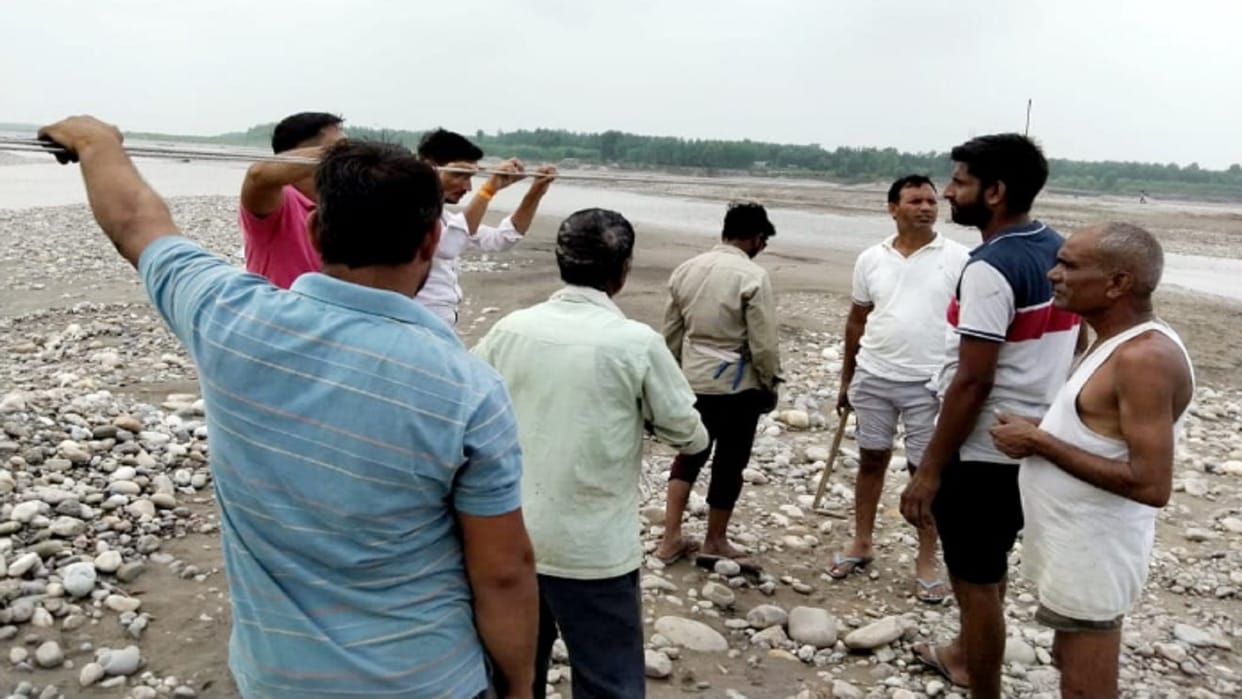 Saharanpur News: The villagers pulled electric wires by erecting poles in the river