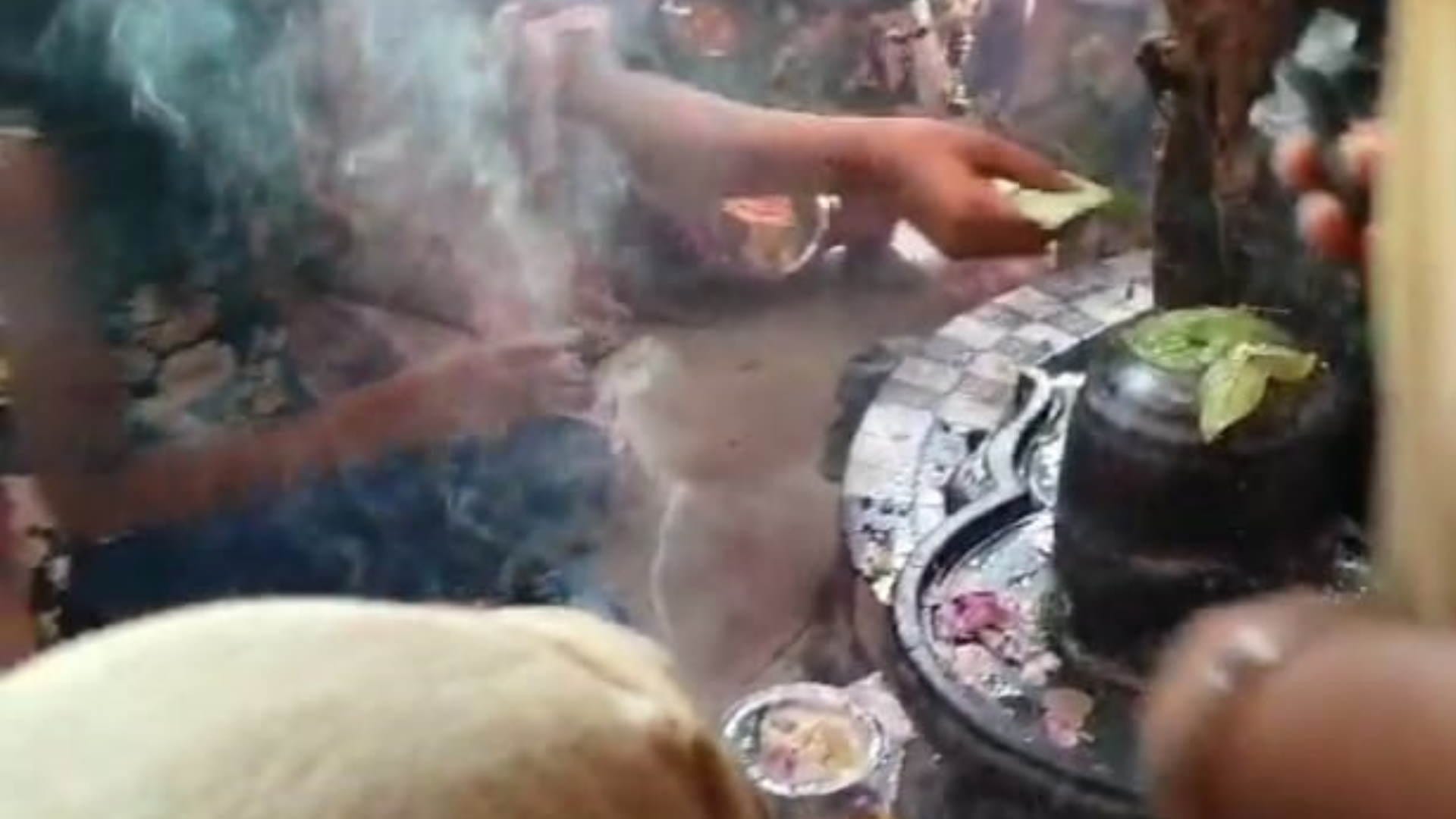 Sawan Somvar 2023 Shiva temple Rudrapur huge crowd gathered on seeing shape of eyes in Shivling Uttarakhand