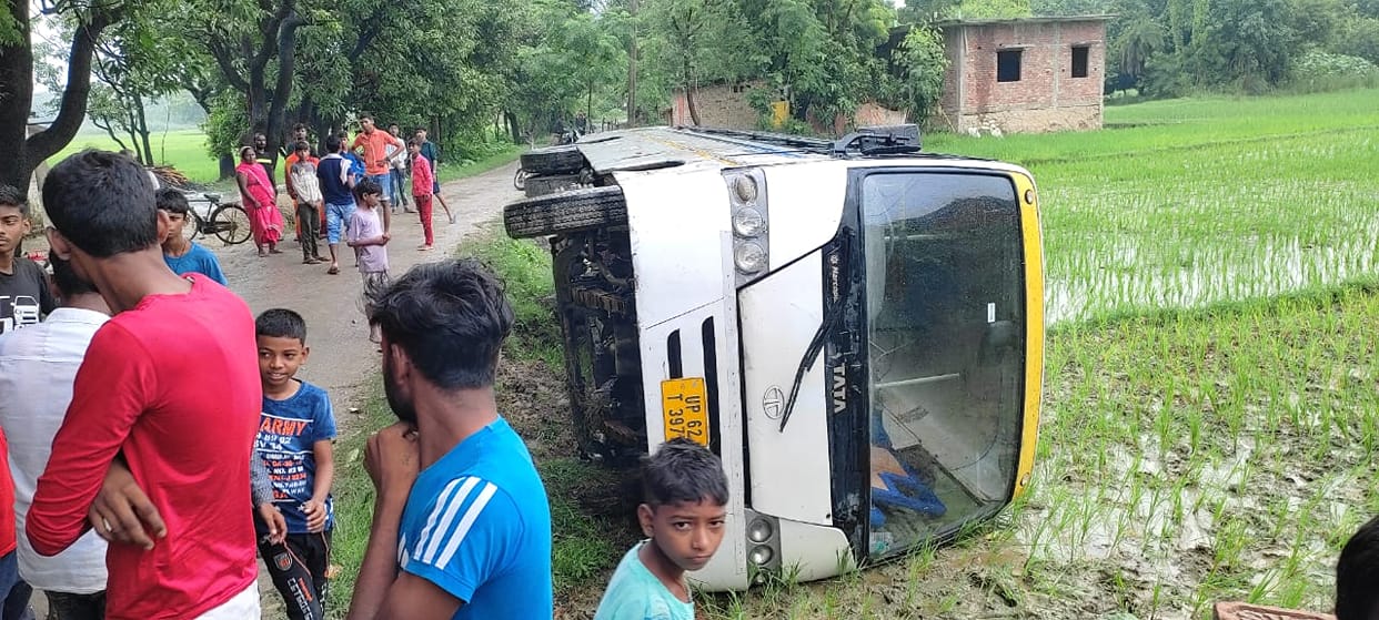 School bus accident School bus overturned uncontrollably, 12 children injured