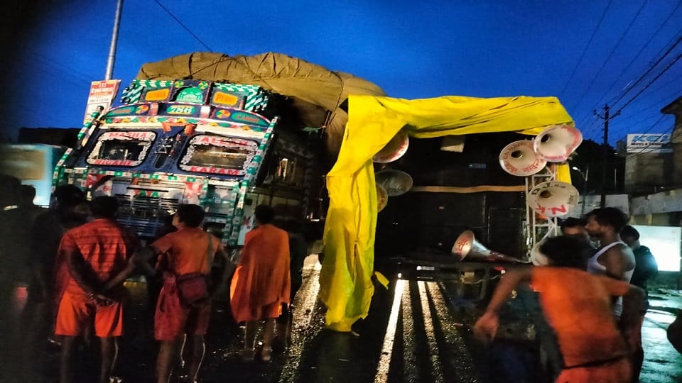 angry kanwariyas stones pelting on truck after accident in bareilly