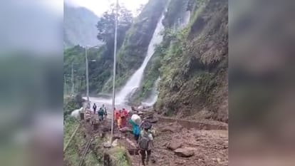 Pithoragarh  News Heavy Landslide on Tanakpur Tawaghat Highway road closed