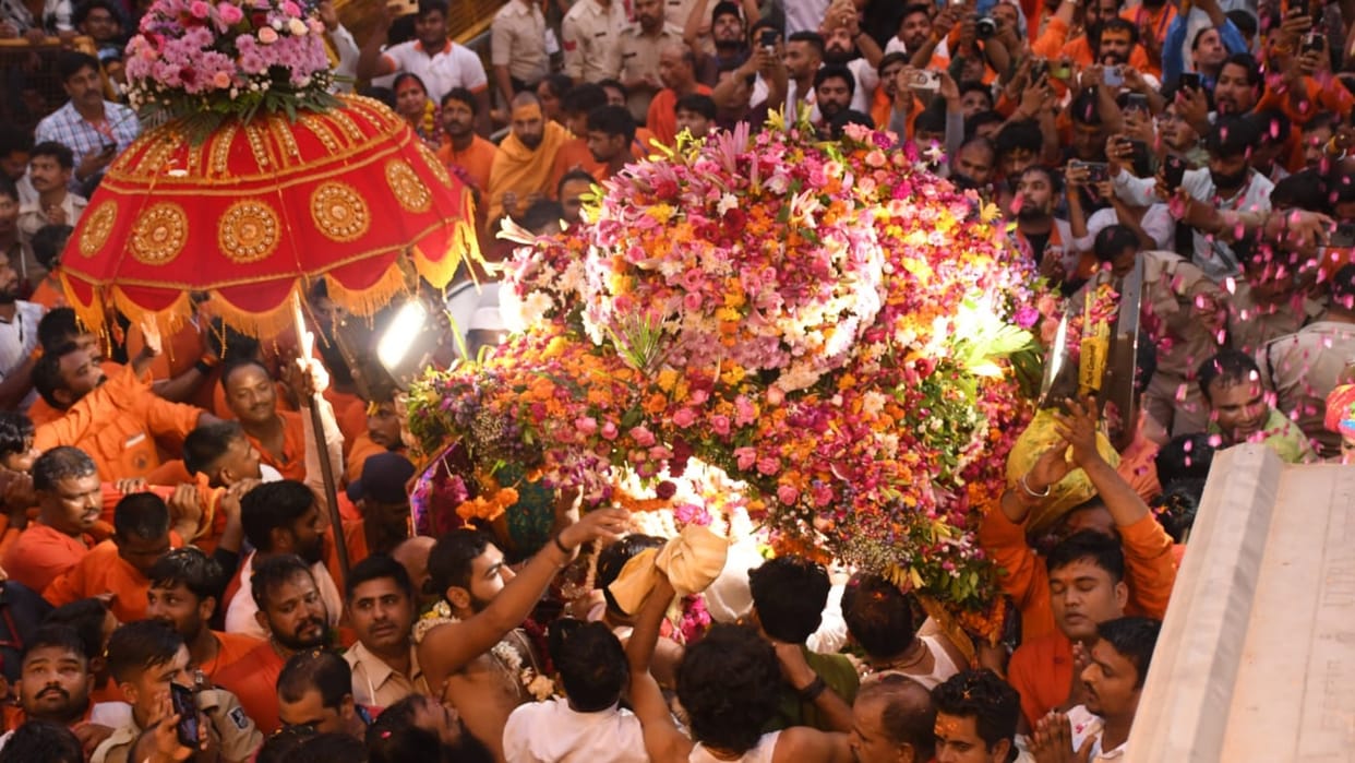Ujjain News On fifth Monday of Sawan Baba Mahakal went on tour of city gave darshan to the devotees
