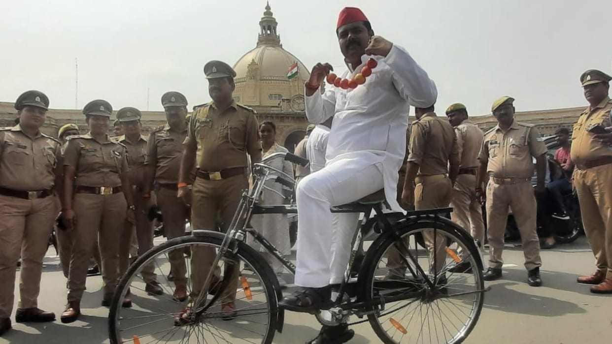 UP Vidhan mandal session in Uttar Pradesh, SP protest on the issue of price rise.