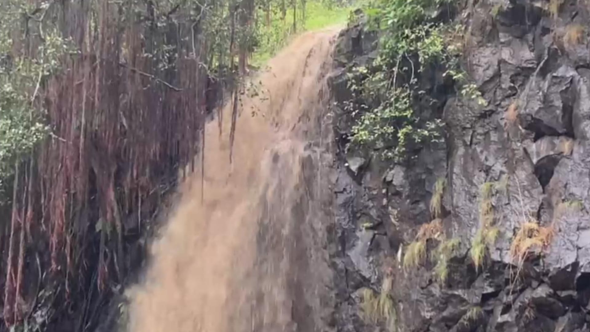 Dindori: Exciting view seen in Shivnar Fall after the rain, the waterfall falling from a height of 50 feet
